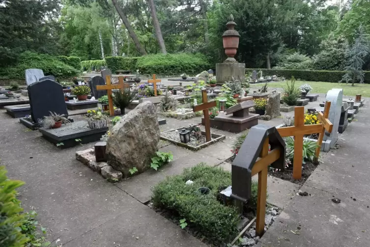 Für Urnengräber – hier in Landau – wird deutlich weniger Platz benötigt als für traditionelle Erdbestattungen. Auch deshalb will