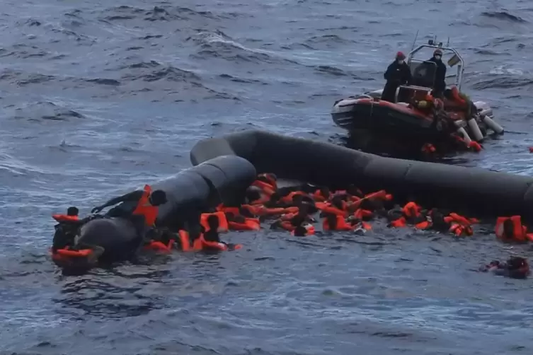 Libysche Flüchtlinge werden von Mitgliedern der spanischen Hilfsorganisation Open Arms nach einem Bootsunglück gerettet. 