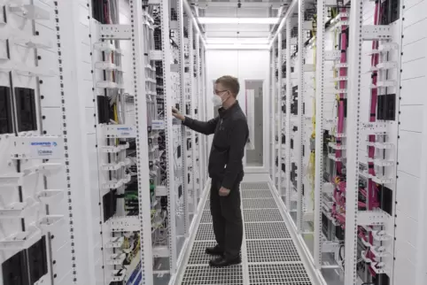 Ein Techniker arbeitet an den Servern im ersten 5G -Standort von Vodafone in Frankfurt