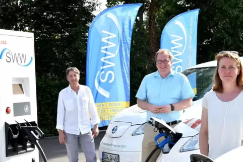 Hier kann ab sofort Strom getankt werden: Stadtwerke-Chef Dieter Panzer, Wachenheims Bürgermeister Torsten Bechtel und Beigeordn