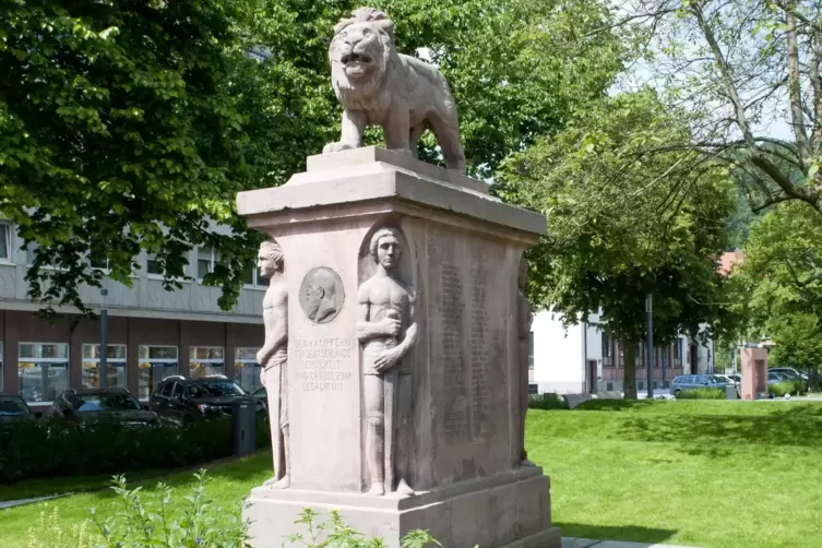 110 Jahre sp&auml;ter steht es noch immer in voller Pracht auf dem Alten Markt. in Landstuhl.