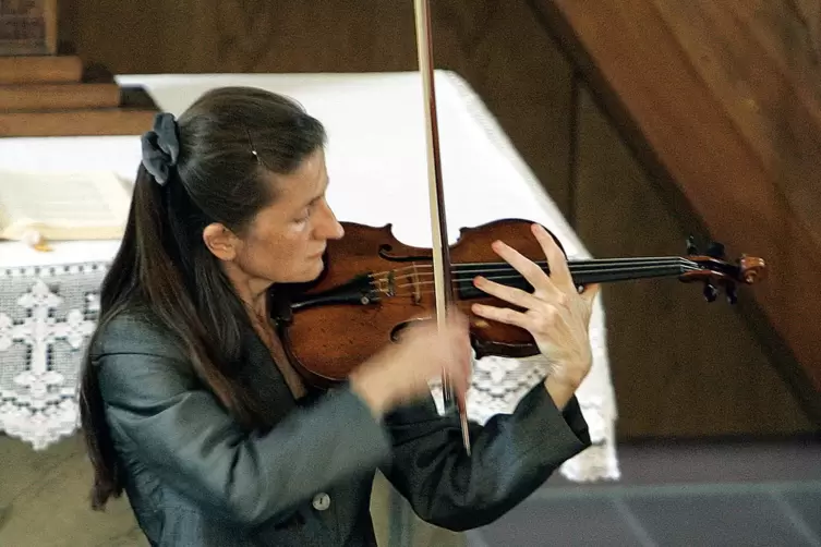 „Obsession für Violine solo“ war der vielsagende Titel ihres Benefizkonzertes für das Stiftskirchen-Carillon in der Kleinen Kirc
