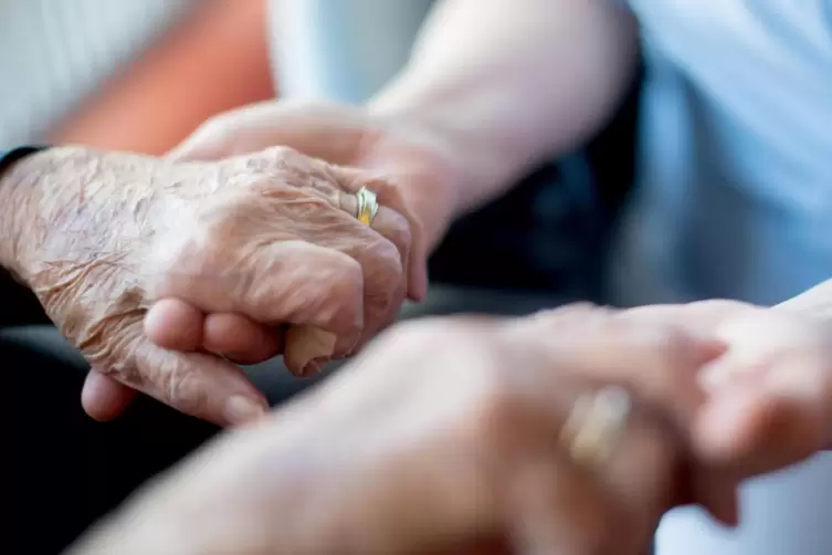 Manchmal reicht ein Händedruck, um den Senioren zu helfen. 
