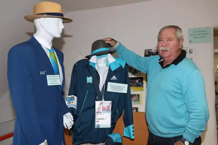 75 Jahre lang hat J&uuml;rgen Fouquet alles gesammelt, was mit dem Ringsport zu tun hat. Hier zeigt er die Outfits, mit denen die Ath