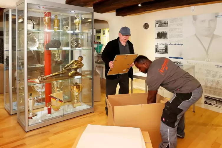 Schock am 10. Dezember 2019: Wasserrohrbruch. Viele Ausstellungsst&uuml;cke sind zerst&ouml;rt, alles andere wird weggebracht und eingelag