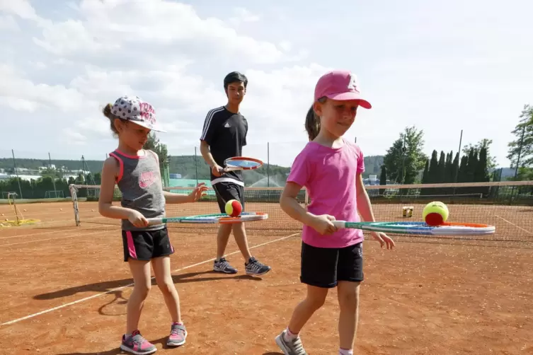 Im Buchenloch darf wieder Tennis gespielt werden: Anthony Tran und seine beiden jungen Schülerinnen Mira (links) und Ella. 