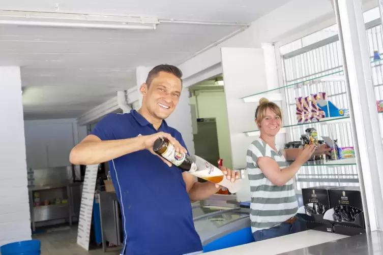 Tanja und Markus Kupplich vom Gastrounternehmen „Saarländisch gudd gess“, sind die neuen Pächter des Kiosks im Freibad. 