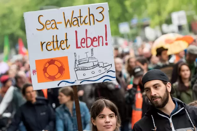 Die einen setzen sich für Flüchtlinge ein... Die einen setzen sich für Flüchtlinge ein...