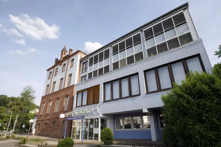 Das Verwaltungsgebäude in Otterberg: Wer hat dort künftig sein Büro? Die Amtszeit von Bürgermeister Harald Westrich läuft Mitte 