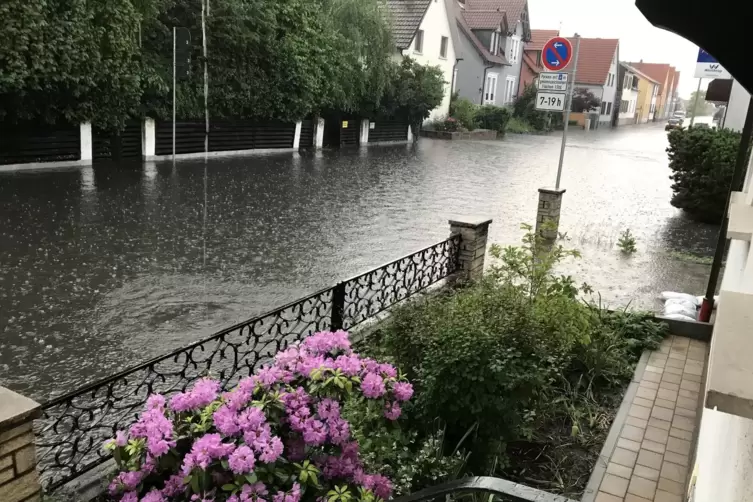 Land unter in der Heiligensteiner Straße: Vor dem Haus der Familie Vonderheid hat sich in der vergangenen Woche ein See gebildet
