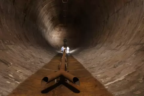 53 Meter lang: Arbeiten im Inneren eines der großen Tanks. 