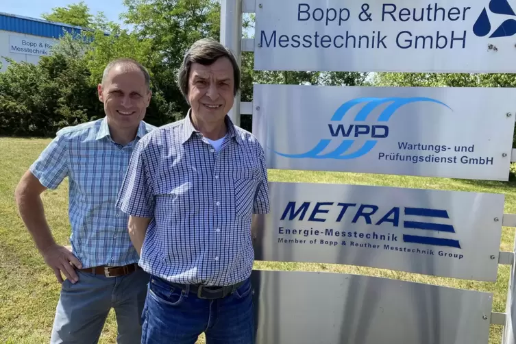 Die Verantwortlichen vor der Speyerer Firmenzentrale: Carsten Bresser (links) und Wolfgang Zettler.