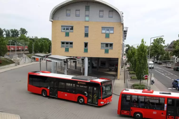 Busbahnhof Speyer: Hier durfte der Mann nicht mit Fahrrad in den Bus. 