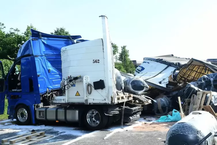 Mehrere Fahrzeuge – darunter auch Lastwagen – sind auf der A 63 beim Heubergerhof miteinander kollidiert. Derzeit ist die Autoba