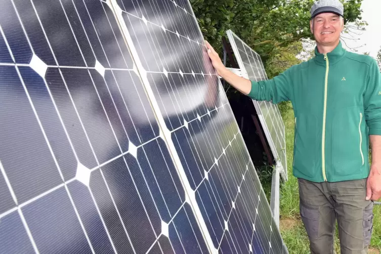 Uwe Holzer an den neuen Solarpanels, die die Pumpe mit Strom versorgen. 