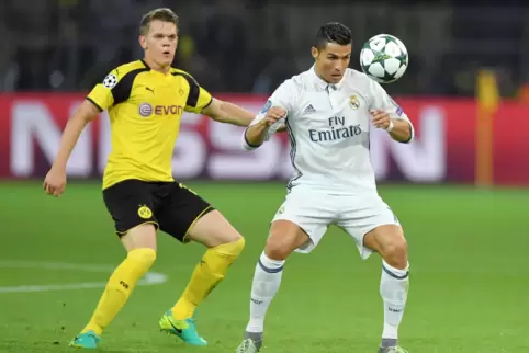 Matthias Ginter, da noch bei Borussia Dortmund verfolgt Cristiano Ronaldo, da noch Real Madrid.