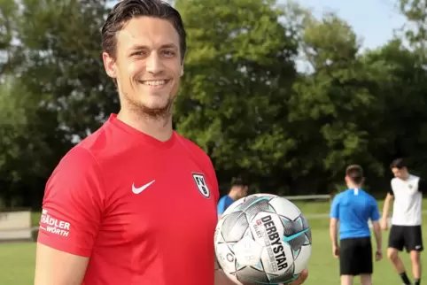 Der Neue: Kevin Schall beim Training des FV Berghausen am Donnerstagabend.