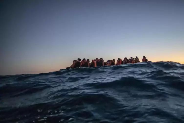Migranten in einem Boot auf dem Mittelmeer.