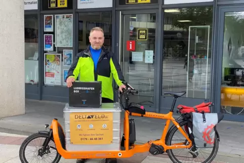 Transportiert mit seinem Lastenrad inzwischen auch für die Marketinggesellschaft Lukom „Fracht“, wie hier die Ludwigshafen-Box: 