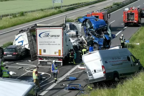 Mindestens 200.000 Euro beträgt der Schaden, der am Donnerstag bei dem Unfall auf der A 63 entstanden ist.