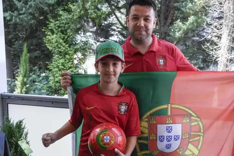 Fiebern mit Cristiano Ronaldo und Co: Luis Miguel Martins Vieira und sein Sohn Luis Alves Vieira. 