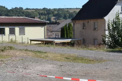 Das alte Wohnhaus rechts wird abgerissen. 