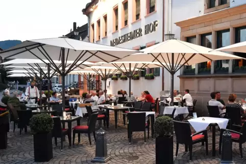 Am Marktplatz in Deidesheim darf die Gastronomie schon seit Jahren bis um 23 Uhr geöffnet haben.