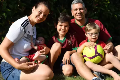 Zumindest beim Trikot hat in der Familie Carvalho Portugal die Übermacht: (von links) Eva Carvalho mit Tochter Leni, die Söhne M