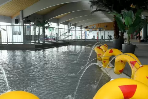 Nach dem Hygienekonzept dürfen sich vorerst maximal 55 Personen gleichzeitig im Kibobad aufhalten: 29 im Schwimmer-, 18 im Nicht Nach dem Hygienekonzept dürfen sich vorerst maximal 55 Personen gleichzeitig im Kibobad aufhalten: 29 im Schwimmer-, 18 im Nicht