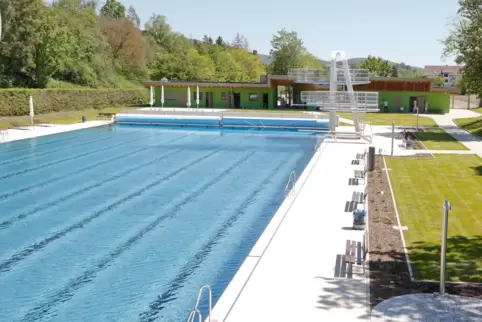 550 Gäste gleichzeitig dürfen sich derzeit im Freibad Winnweiler aufhalten – allein 110 Dauerkarten sind aber schon verkauft. 