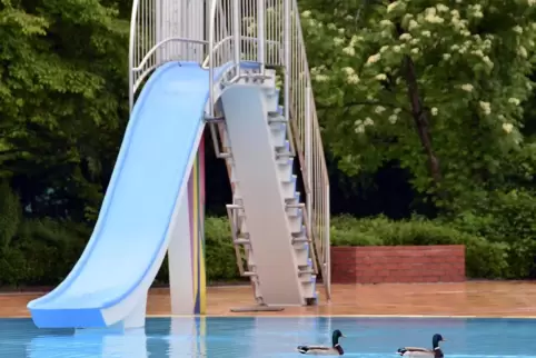 Im Contwiger Freibad – hier ein Foto vom Mai 2013 – werden Ein- und Auslass mit Armbändchen geregelt. 