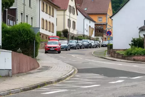 Muss dringend saniert werden: die Cronenberger Straße. 