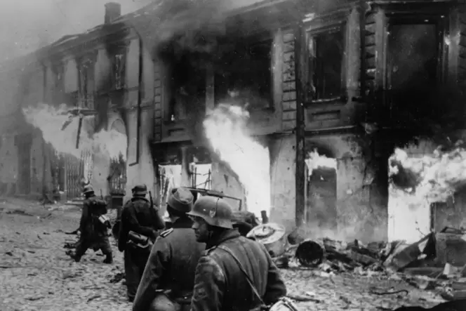 Wehrmachtssoldaten 1943 im zerstörten Schytomyr in der heutigen Ukraine.