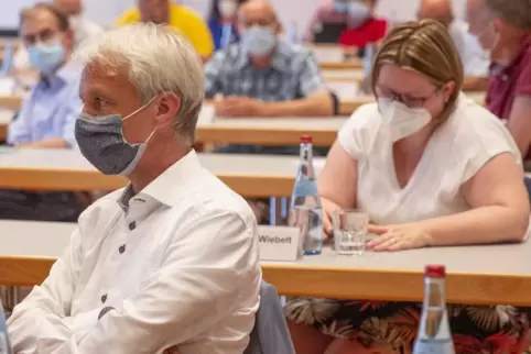 Eine Partei, zwei Standpunkte: Ralph Rouget und Yvette Stoppiera-Wiebelt am 17. Juni im Homburger Stadtrat.