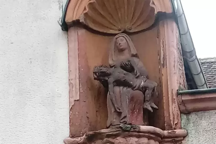 In schlechtem Zustand: die barocke Statue am „Kulturhof 1590“. 
