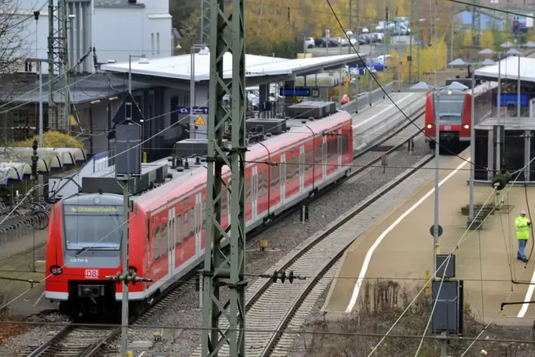 Züge der S 1 Rhein-Neckar stehen derzeit 50 Minuten nutzlos im Homburger Hauptbahnhof herum, ehe es nach zurückgeht nach Osterbu