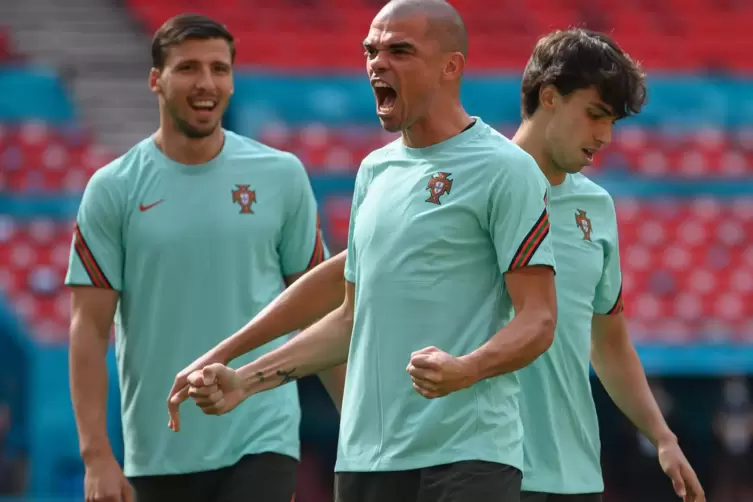 Jubel schon im Abschlusstraining für die Partie gegen Ungarn: Pepe demonstriert Selbstbewusstsein, Ruben Dias (links) freut’s.