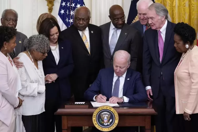 Jetzt ist es offiziell: US-Präsident Joe Biden unterschreibt das Gesetz über den Feiertag „Juneteenth“.