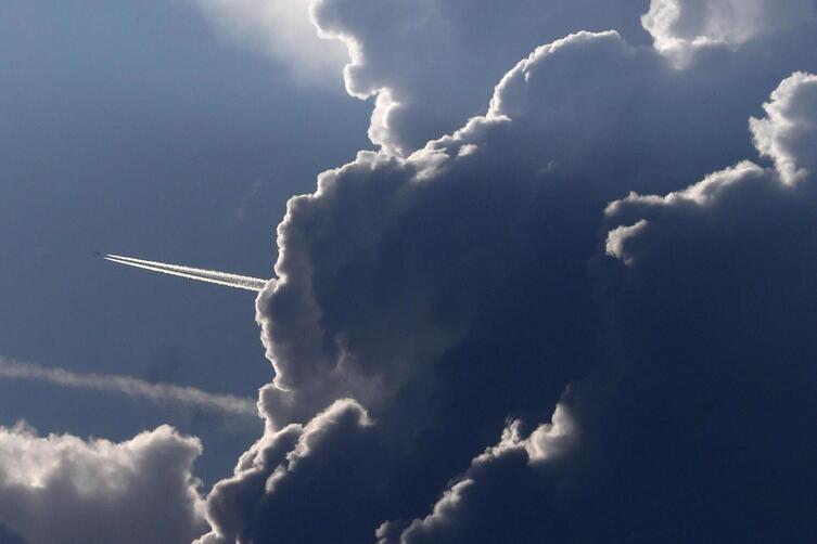 Kondensstreifen gehören zu den klimaschädlichen Faktoren des Flugverkehrs. 