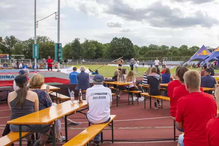 Zuschauen mit viel Abstand, so lief es 2020 beim Meeting im Westpfalzstadion.