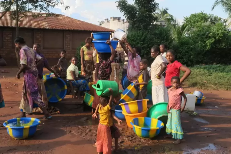 Brunnenszene: Die Frauen im Kongo müssen weite Strecken zurücklegen, um an frisches Wasser zu kommen. Auch daran soll der Marsch