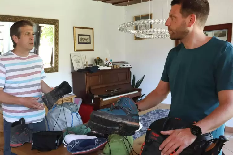 Rucks&auml;cke packen: Torsten Braun (links oben) und Michael Gies bereiten sich auf den Gewaltmarsch vor. 