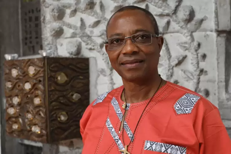 Engagiert: Der Landauer Pfarrer Constantin Panu stammt aus dem Kongo, wo er den Verein Budikadidi mitgegr&uuml;ndet hat. Der soll bal