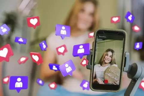 Beliebte Influencer, die mit ihren Nachrichten in den sozialen Medien viele Menschen erreichen, können mit einem einzelnen Post 