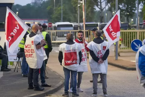 Seit Wochen machen die Fahrer privater Busunternehmen mit Warnstreiks Druck. Für Montag ruft die Gewerkschaft Verdi zum unbefris