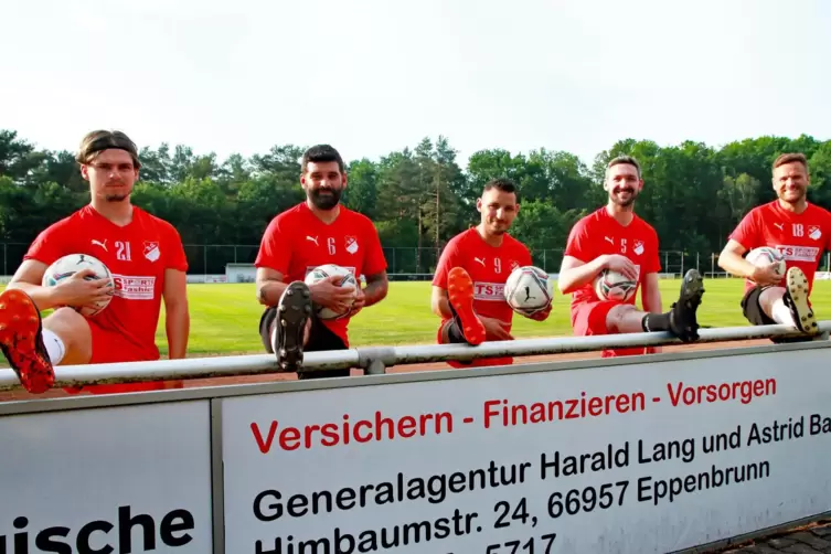 Die drei Spielertrainer und die zwei neuen Spieler bei der SG Eppenbrunn: (von links) Luca Liebling, Florian Opitz, Mounir Rabah