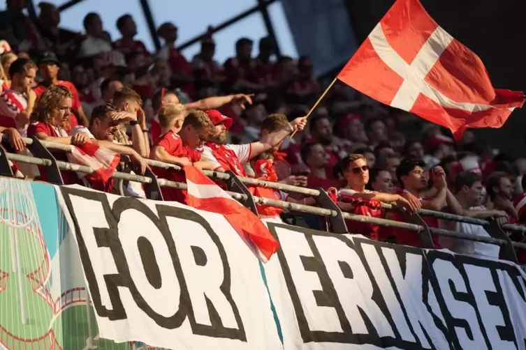 Dänische Fans unterstützen den dänischen Spieler Christian Eriksen. 