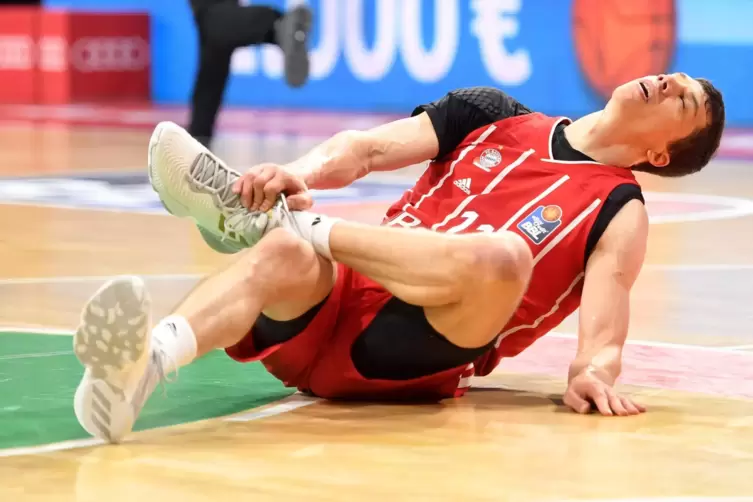 Basketballer Vladimir Lucic von Bayern München liegt verletzt am Boden. Für ihn ging es nach einer Pause wieder weiter. 