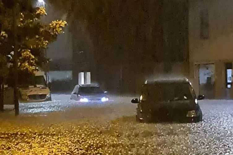 Mehrere Straßen waren am Freitagabend in Karlsruhe überflutet. 