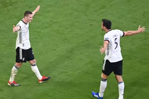 Deutschlands Robin Gosens (links) und Mats Hummels feiern das Tor zum 1:4. 